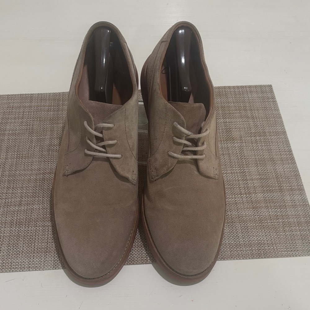 Clarks Derby shoes in tan suede. Men's 13. Like new condition. Classic style! - Picture 3 of 7